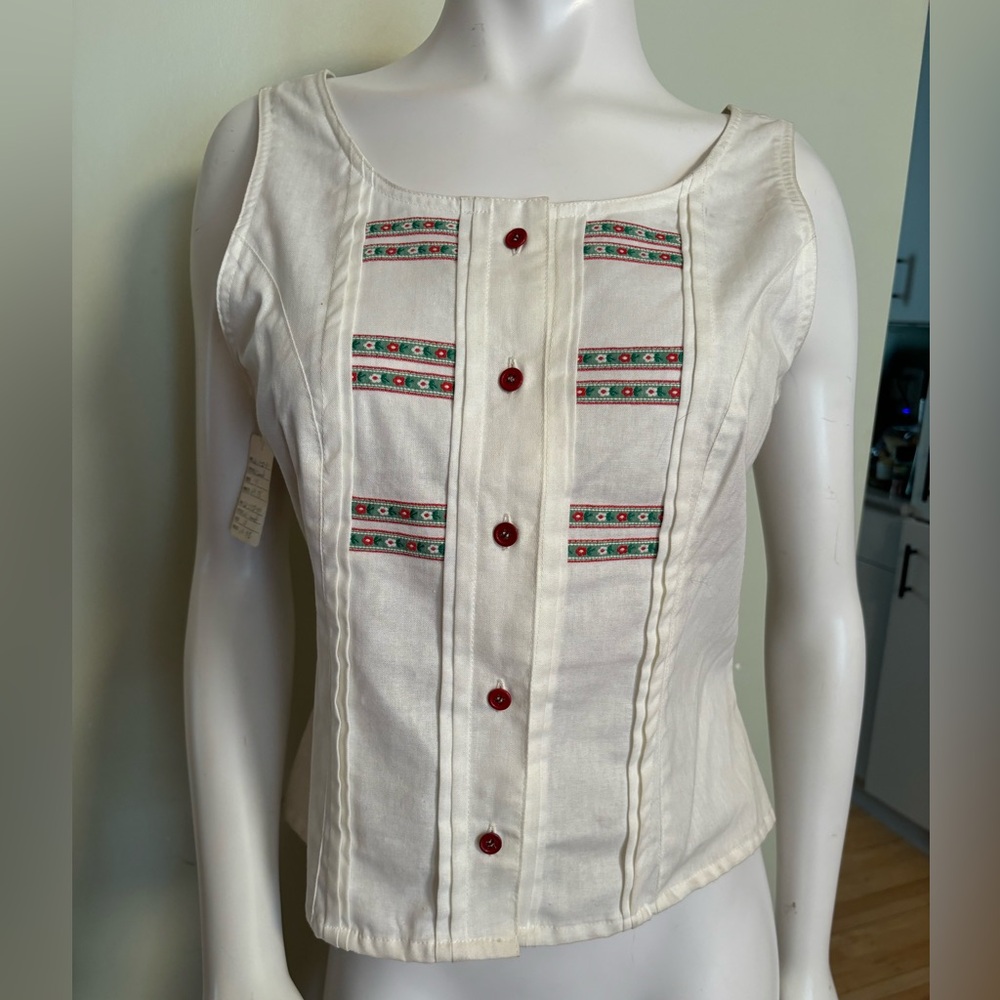 White Embroidered Button-Front Ribbon Deta Tank Top (Germany) - Picture 3 of 7